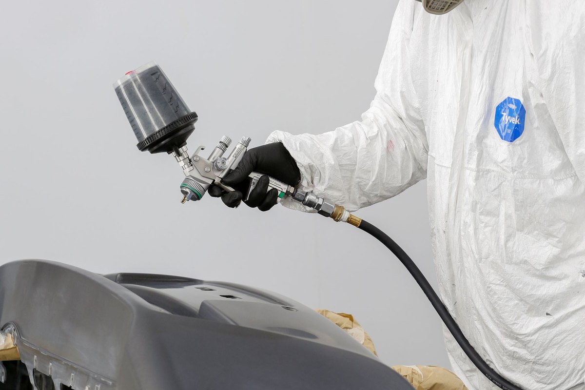 Travail de carrosserie et de peinture automobile en atelier
