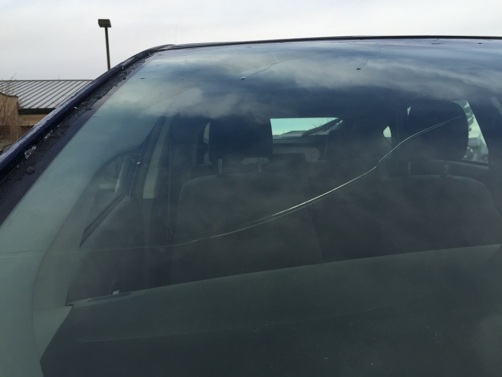 Pare-brise d’une voiture avec une seule fissure